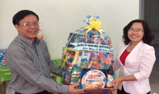 Bí thư Huyện ủy Châu Thành thăm giáo xứ nhân dịp lễ Noel