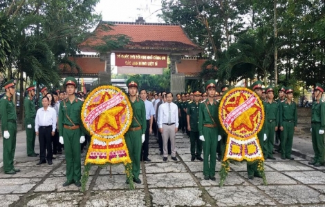 Sư đoàn Bộ binh 5, Thành phố Tây Ninh và huyện Châu Thành viếng nghĩa trang liệt sĩ