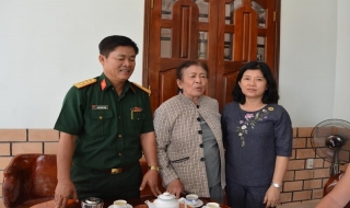 Bí thư huyện ủy Tân Châu thăm cán bộ quân đội nghỉ hưu nhân dịp kỷ niệm ngày thành lập QĐND Việt Nam