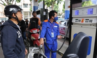 Xăng dầu đồng loạt tăng giá mạnh: Doanh nghiệp sản xuất, vận tải kêu trời