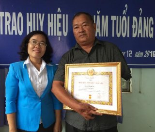 Bí thư Huyện uỷ Châu Thành trao huy hiệu 50 năm tuổi Đảng