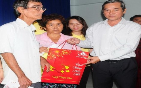 Báo Tây Ninh và Tập đoàn VinGroup tặng quà Tết cho gia đình chính sách và người nghèo