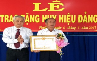 Thành uỷ Tây Ninh: Trao tặng huy hiệu 50 năm tuổi đảng cho đảng viên Phường 2