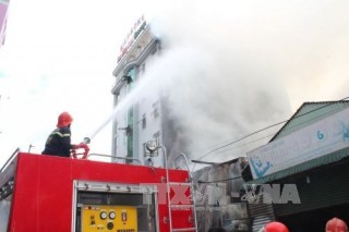 Cháy lớn khiến kho xưởng hàng trăm mét vuông bị thiêu rụi