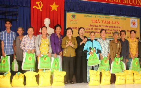 Nguyên Phó Chủ tịch Nước Trương Mỹ Hoa tặng quà tết cho người dân huyện Dương Minh Châu