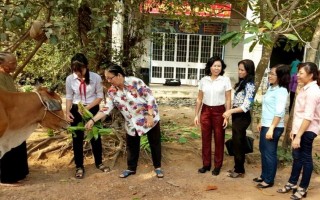 CLB Nữ từ thiện Tây Ninh: Trao vốn hỗ trợ phụ nữ nghèo ở huyện Châu Thành
