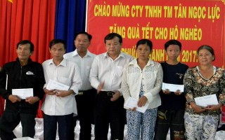 Chủ tịch UBND tỉnh tặng quà tết cho người nghèo