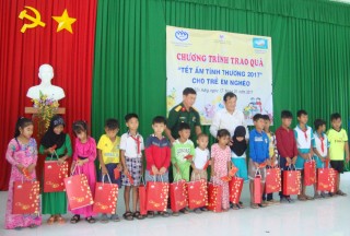 Chủ tịch UBND tỉnh tặng quà cho trẻ em và nạn nhân chất độc da cam nghèo