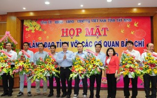 Lãnh đạo tỉnh họp mặt với các cơ quan báo chí