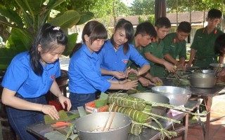 Sôi nổi ngày hội gói bánh