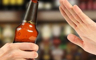 Ép bia rượu thể hiện “đẳng cấp” hay “cạn” văn hóa?