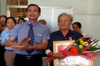 Bí thư Thành uỷ trao tặng huy hiệu 50 năm tuổi Đảng