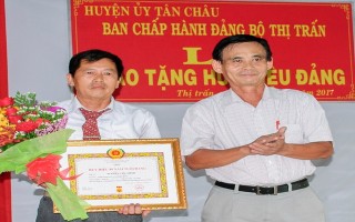 Tân Châu: Trao tặng huy hiệu 40 năm tuổi Đảng