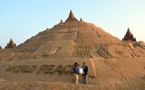 Ấn Độ xác lập kỷ lục Guinness với lâu đài cát cao nhất thế giới
