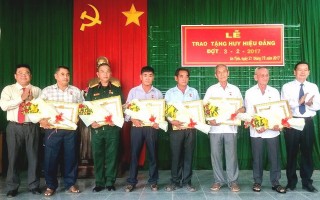 Trao huy hiệu Đảng cho đảng viên lão thành ở Trảng Bàng và thành phố Tây Ninh