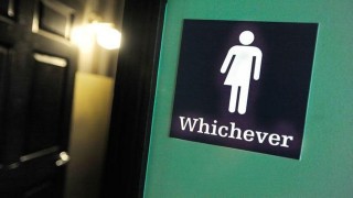 Ông Trump lật ngược chỉ thị về nhà vệ sinh cho người chuyển giới