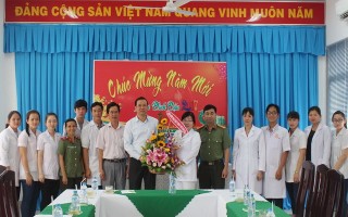 Lãnh đạo tỉnh thăm, chúc mừng ngành Y tế