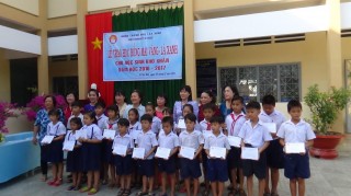 Trao học bổng cho học sinh Thành phố