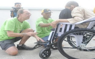 Tặng xe lăn cho người khuyết tật