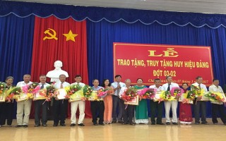 Châu Thành: Trao tặng, truy tặng huy hiệu Đảng đợt 3.2