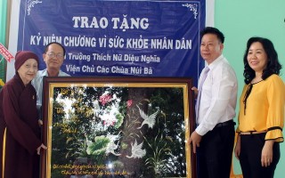 Trao Kỷ niệm chương Vì sức khỏe nhân dân cho Ni trưởng Thích Nữ Diệu Nghĩa