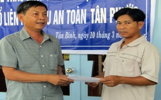 Trao chứng nhận VietGAP cho Tổ liên kết rau an toàn Tân Phước
