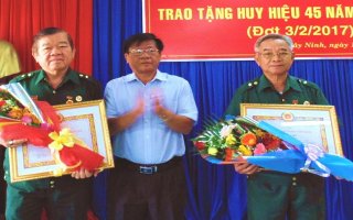 Trao huy hiệu 45 năm tuổi Đảng cho Phó Chủ tịch và nguyên Chủ tịch Hội CCB Tây Ninh