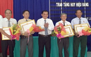 Phó Bí thư Thường trực Tỉnh ủy trao huy hiệu Đảng cho đảng viên huyện Hoà Thành