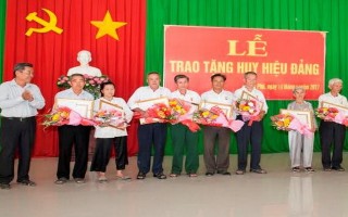 Trao tặng huy hiệu Đảng đợt 3.2.2017