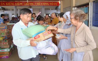 Đoàn từ thiện tỉnh Đồng Nai tặng quà cho người nghèo Tân Châu