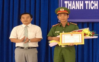 UBND Thành phố Tây Ninh: Khen thưởng đột xuất cho Đội Cảnh sát Điều tra tội phạm về ma túy- Công an thành phố