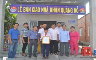 Bàn giao nhà Khăn quàng đỏ cho học sinh nghèo xã Trà Vong