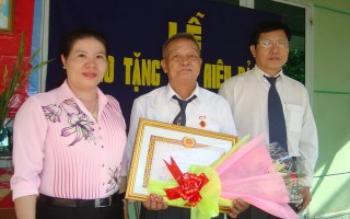 Trao huy hiệu 45 năm tuổi Đảng cho đảng viên ở Gò Dầu