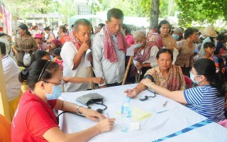 Hội CTĐ Tây Ninh: Khám bệnh, cấp thuốc cho người dân tỉnh Svay Rieng
