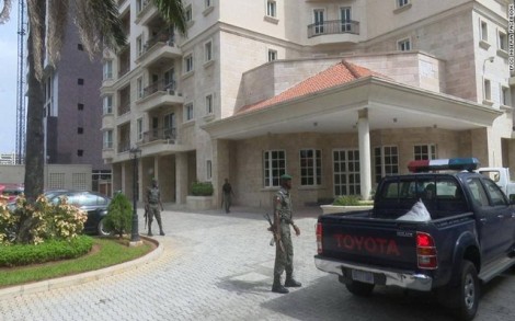Phát hiện hơn 43 triệu USD tiền mặt giấu trong căn hộ ở Nigeria