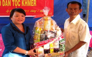 Lãnh đạo tỉnh chúc tết bà con Khmer xã Tân Phong