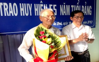 Châu Thành: Trao huy hiệu 55 năm tuổi Đảng