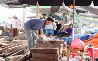 Độc đáo những khu chợ gỗ bán theo cân tại làng Đồng Kỵ