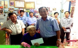 Lãnh đạo tỉnh Tây Ninh thăm, tặng quà các gia đình chính sách