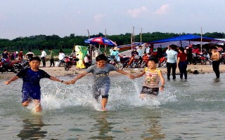 “Biển nước ngọt” lại tập trung đông người