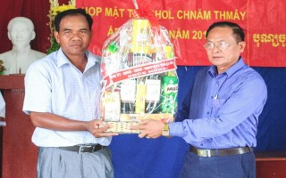 Lãnh đạo tỉnh thăm, chúc tết đồng bào Khmer ấp Tầm Phô