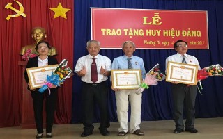 Trao huy hiệu đảng cho đảng viên ở phường Ninh Sơn và phường IV