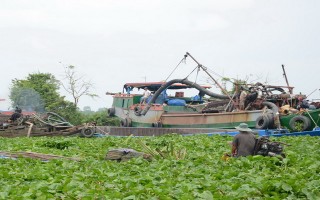 Người dân hoang mang về việc khai thác cát bằng “tàu khủng”