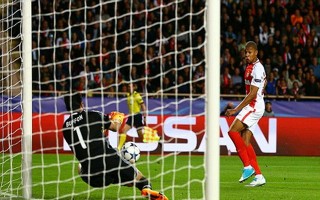 Higuain lập cú đúp, Juventus ném Monaco trở lại mặt đất