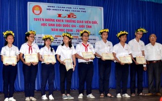 Thành phố Tây Ninh: Khen thưởng giáo viên và học sinh giỏi năm học 2016 – 2017