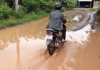 Cổng ấp văn hóa Ngã Tắc “nằm dưới ruộng”