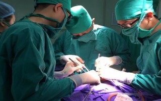 Phẫu thuật tạo hình cho em bé không có mông