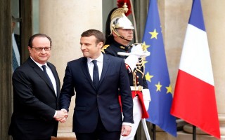 21 phát đại bác đón chào tổng thống Pháp trẻ nhất lịch sử