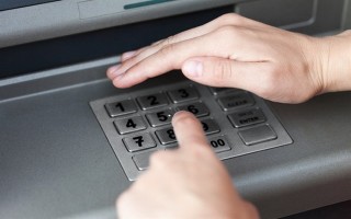 Mất tiền trong thẻ ATM: Hé lộ lỗ hổng bảo mật ngân hàng?