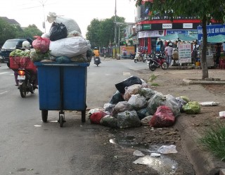 Xe đẩy rác gây cản trở giao thông